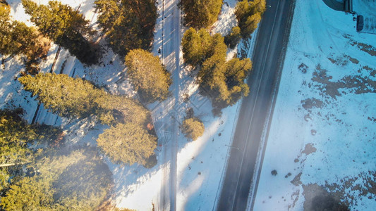 冬季沿山美丽道路的鸟瞰图图片