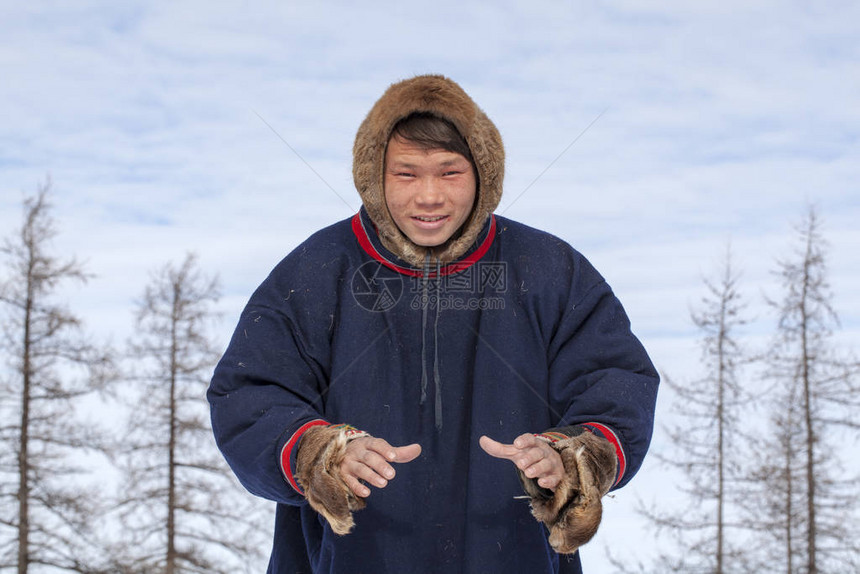 身着远北人民族服饰的涅图片