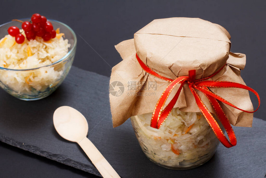 玻璃罐和碗里的胡萝卜自制发酵卷心菜Vegan沙拉Dish富含维他命U食品图片