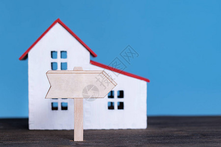 房子模型配木制招牌买房概念蓝图片