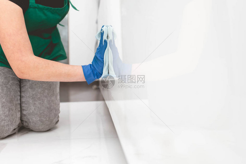 管家在浴室清洁瓷砖图片