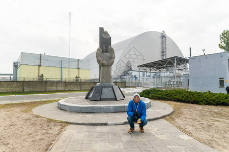 男游客站在切尔诺贝利纪念馆和动力反应堆第4区站着图片