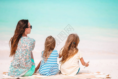 母亲和小孩家庭在海滩图片
