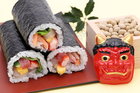 日本传统Setsubun活动Oni恶魔面具和hehomaki寿司图片