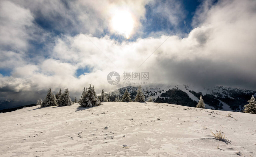 寒冷的山日奇异的荒凉景色图片