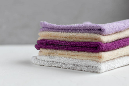 泰瑞毛巾是为了美貌和健康一叠多色毛巾是白色背景生活风格图片