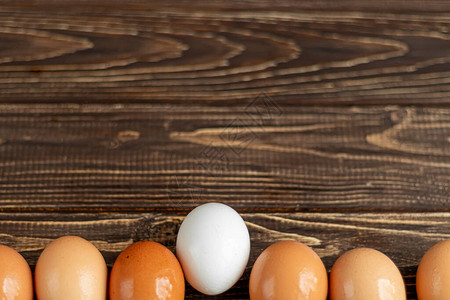 木制桌上的鸡蛋农产品天然鸡蛋准备复活图片