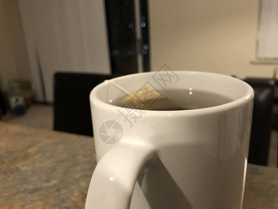 杯子放松概念中的特写茶包图片