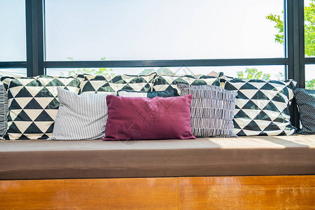客厅内部沙发装饰上的舒适枕头图片