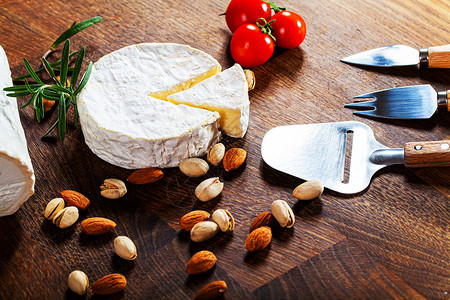 卡门培尔奶酪或布里干酪木制背景上图片