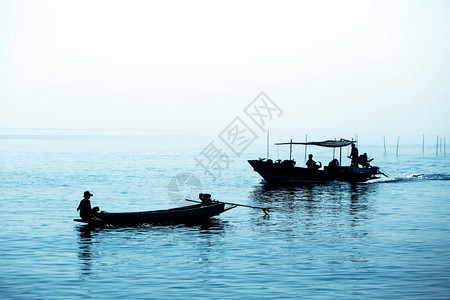 海上的渔船图片