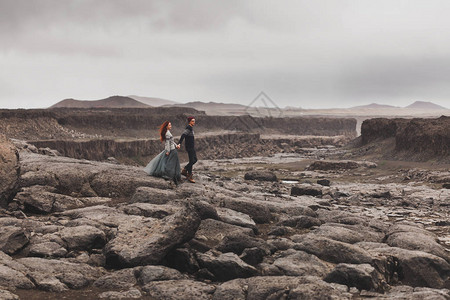 冰岛有情侣在散步图片
