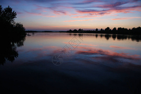 夏天在河里的日落天空的倒影图片