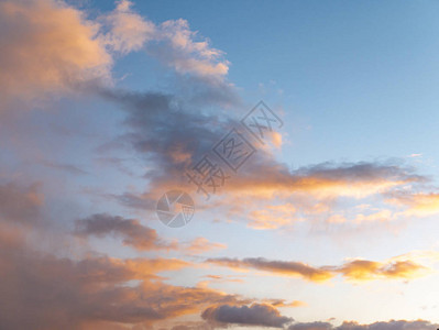 阳光照耀的日落光芒中的云层景观自然风图片