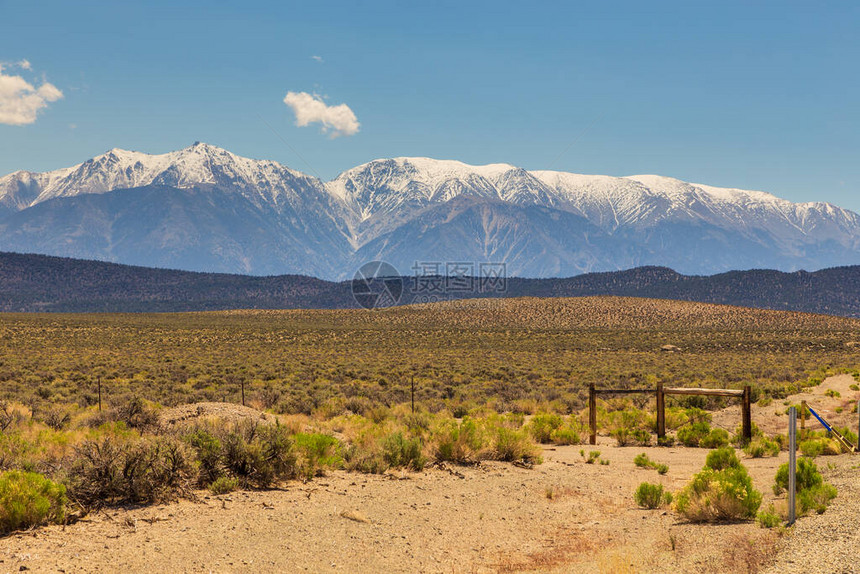 加州景观背景是白雪皑的内华达山脉美国图片