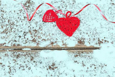 冷心清在雪覆盖的粗木板上用带丝划红心切红心背景
