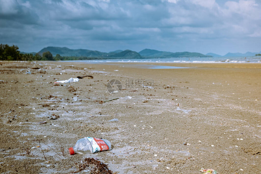 泰国春蓬有很多塑料瓶和东西的海滩泰国图片