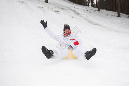 成年女子骑着山上的冰雪橇情绪地玩耍图片