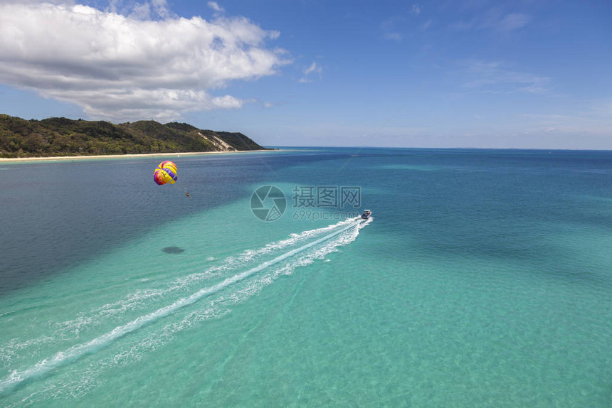 在美丽的tuequoise水中滑翔伞图片
