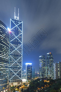 晚上在香港市的办公图片