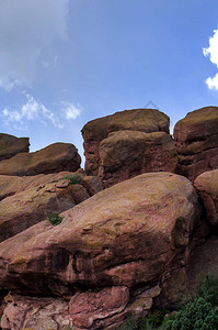大光滑的巨石是美国科罗拉多州莫里森红岩公园的一部分图片