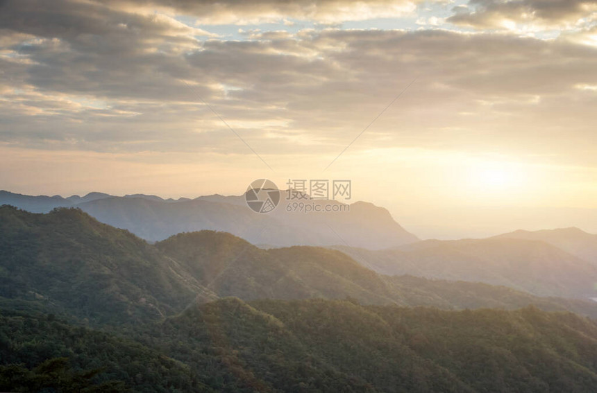 清晨泰兰公园KhaokhoPhetchabun山图片
