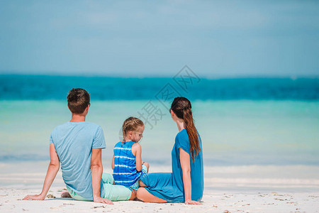 在暑假期间和孩子一起在热带沙图片