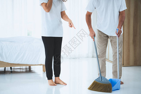 亚洲资深夫妇清洁卧室地板退休和健康图片