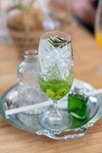 Kiwi果汁和苏打汽水在玻璃杯中加冰凉图片