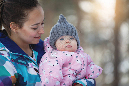 冬天在公园里女人妈和女婴图片