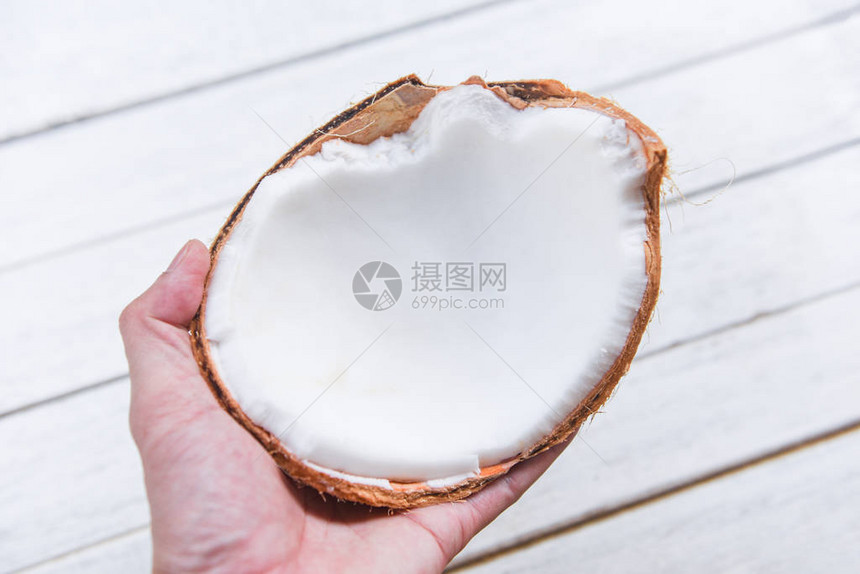 椰子水果的一半用于在表上背景手头图片
