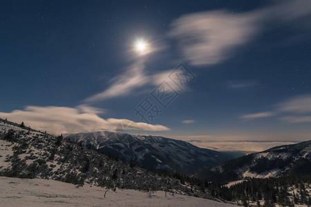 月照雪山云飞天边背景图片