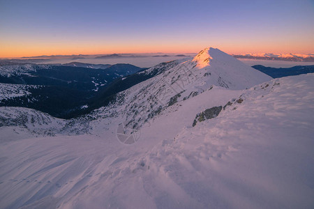 最后的太阳光线照射到山顶而冬季景观将图片