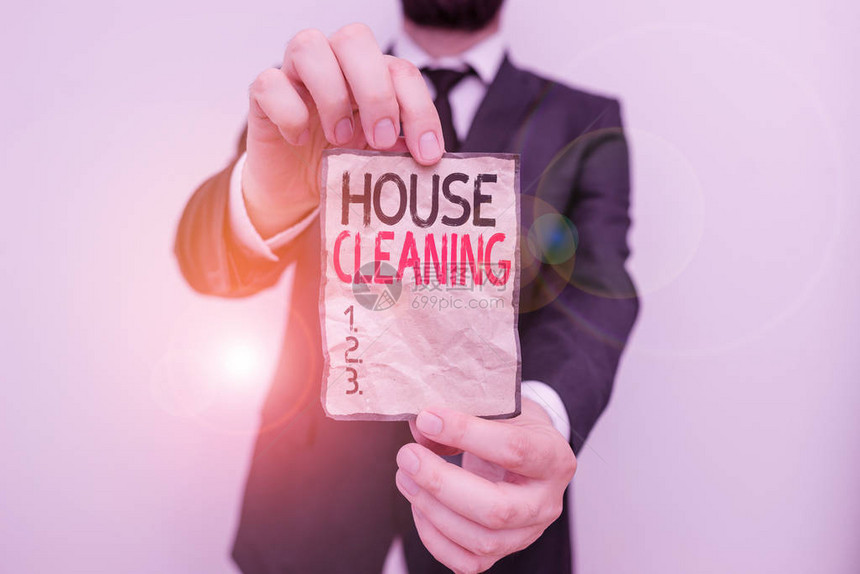 显示房屋清洁的文字符号展示清洁房屋内部或平面男人类穿着正式工作服办公室外观的动作或过程的商业照片手持图片