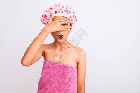 年轻的女人穿着浴巾和帽子浴图片