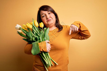 漂亮的大号女人拿着一束浪漫的天然郁金香花图片