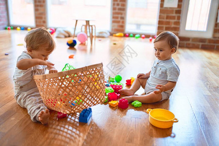 美丽的幼儿们在幼儿园玩很多玩图片