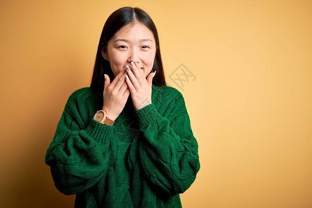 年轻美丽的亚洲女身穿绿色冬季毛衣图片