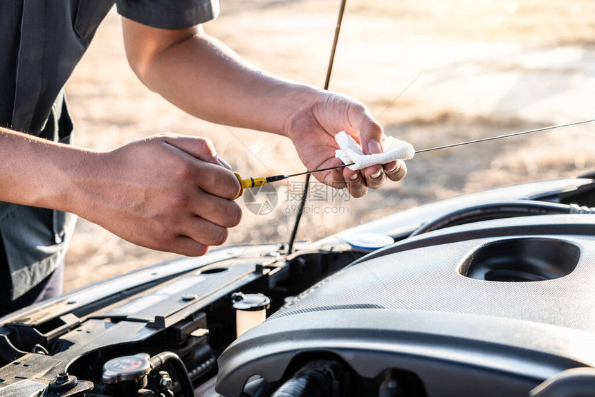 在汽车修理服务和检查油服务和维护汽车检查的发动机汽车工作图片