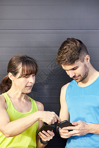 两对跑者用手机分享他们的运行数据运行概念运动培训图片