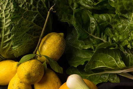 带有酸味的柠檬柑橘类水果以及从花园和厨房餐桌上新鲜采摘的蔬菜图片