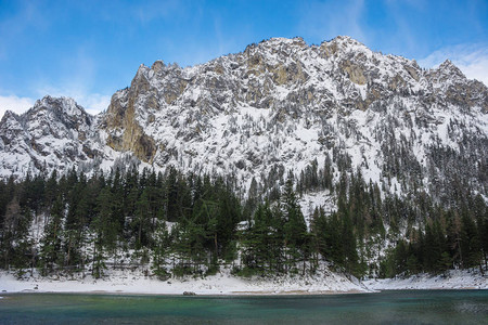 绿湖Grunner见在阳光明媚的冬日奥地利施蒂里亚州著名的步行和徒图片