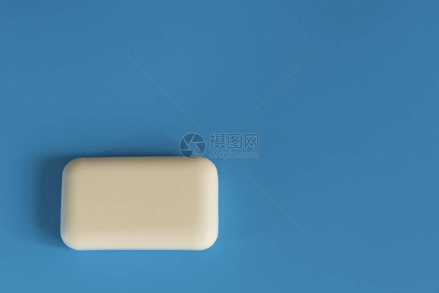 蓝色背景上的肥皂卫生和清洁用于沐浴洗衣和身体护理的肥皂个人卫生用图片