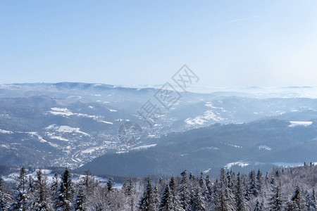 从Czantoria山顶的冬季山景雪图片