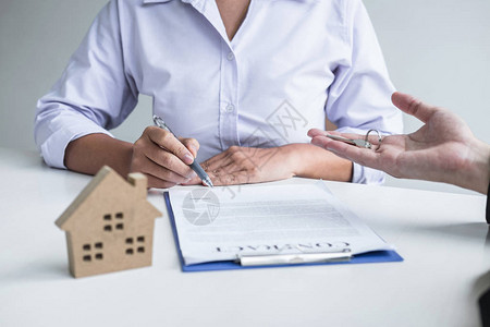 房地产代理经纪人与已批准的抵押贷款申请表签订合同图片