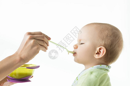 母亲喂养婴儿的侧视角与婴儿营养图片
