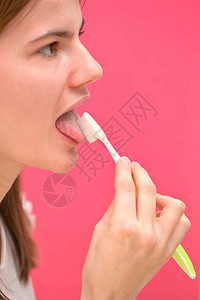 女人用牙刷清洁舌头图片