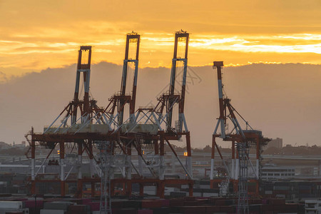Sunset的工业港口起港重机图片