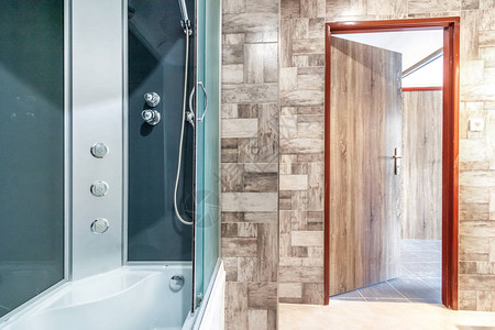 公寓的现代浴室玻璃淋浴门图片