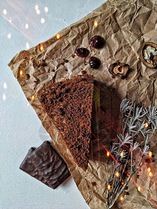 一块巧克力蛋糕和巧克力糖果放在有bokoh灯图片